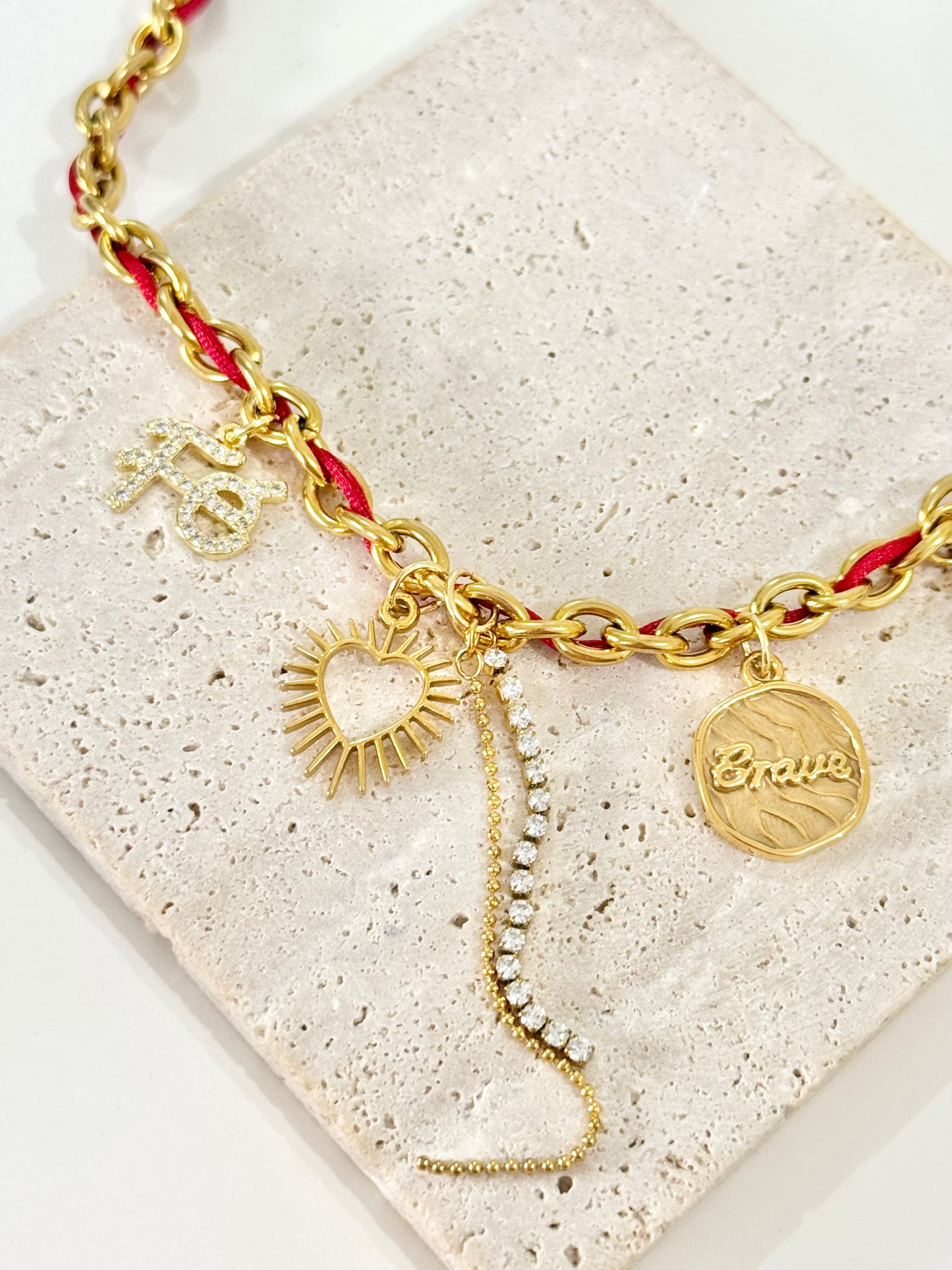 “Guardada por El” Necklace