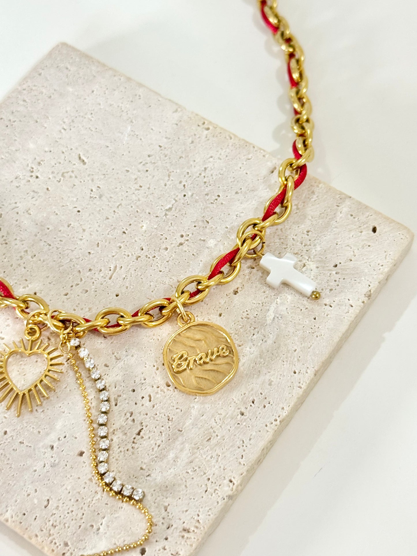 “Guardada por El” Necklace