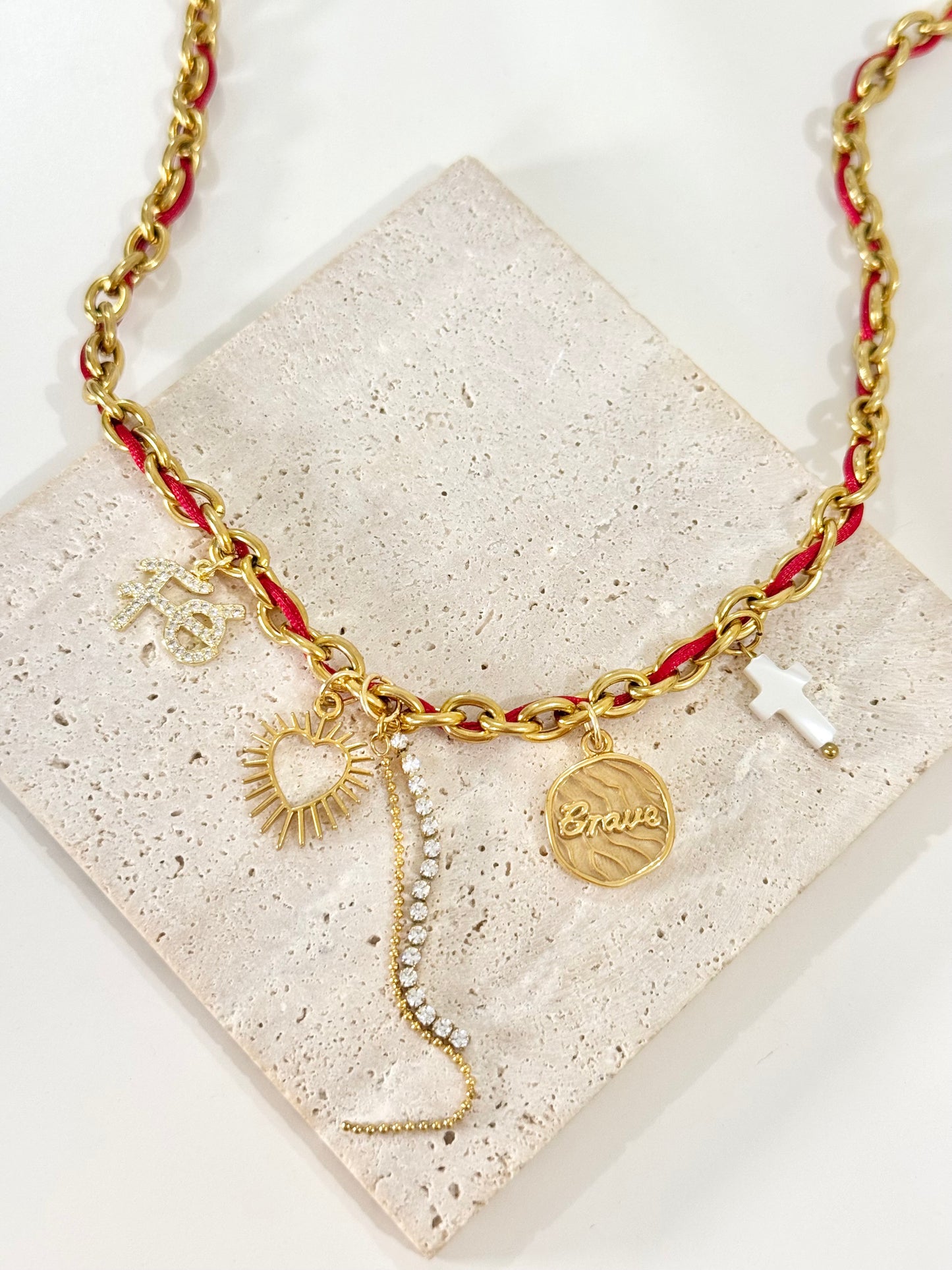 “Guardada por El” Necklace
